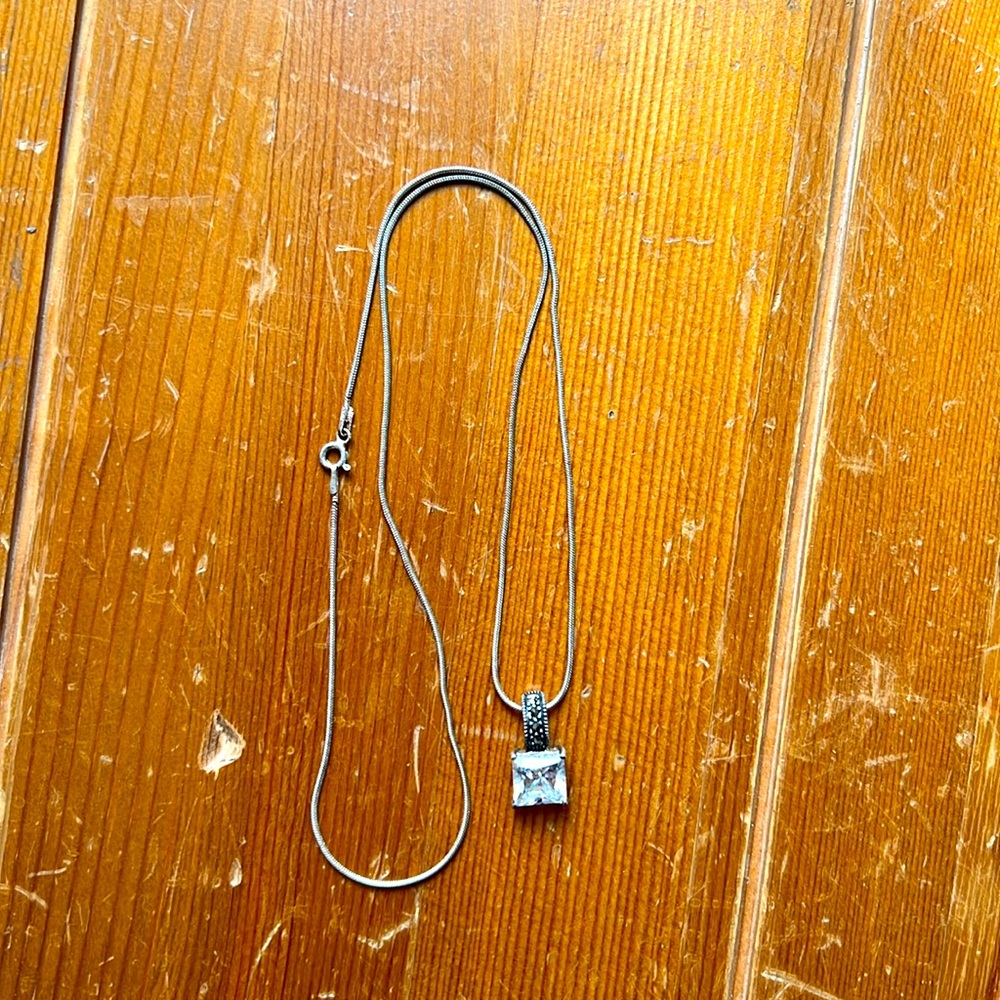 Elegant Gold Necklace with Square Pendant